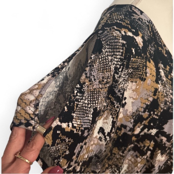 Jennifer Lopez 🆕 Snakeskin Print Soft Rayon Shoulder Details Blouse NWOT Sz 1x - Picture 5 of 7